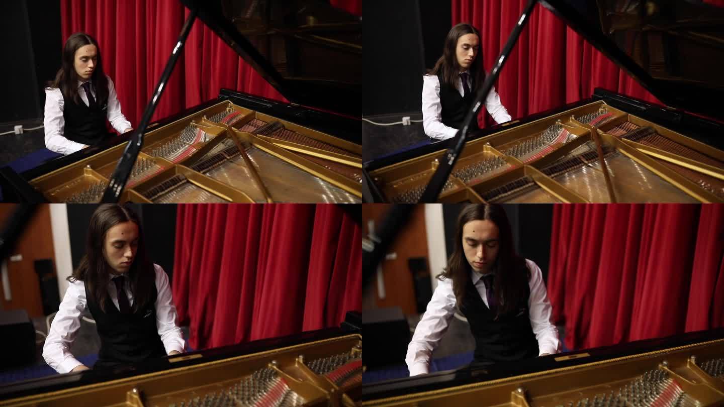 这位钢琴家沉迷于音乐之美和钢琴的声音，弹奏着大钢琴并享受着它