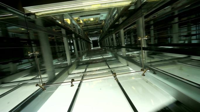 显示电梯井道和运动的电梯轿厢天花板透视图