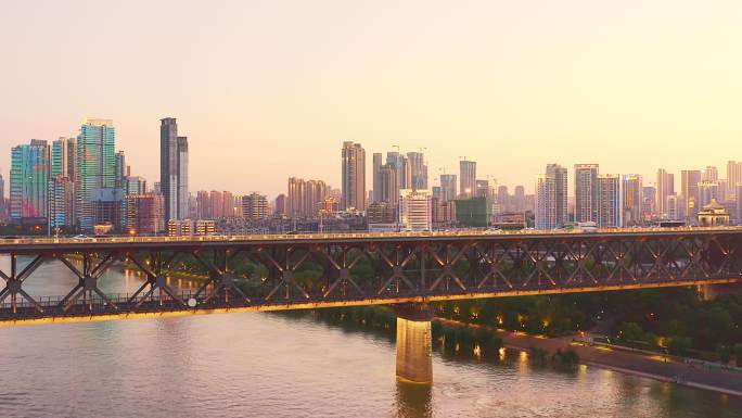 夕阳下的长江大桥桥梁交通便利河流