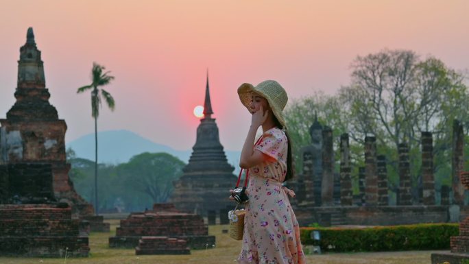 泰国历史旅行旅拍照相拍照美女黄昏