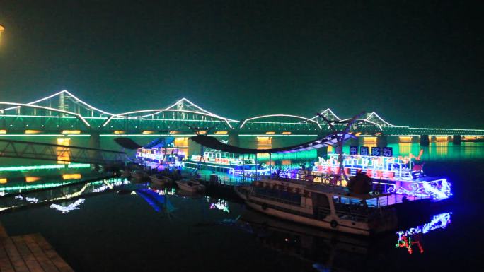 辽宁丹东鸭绿江大桥灯光夜景