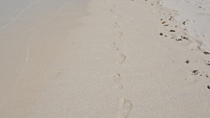 在沙滩上留下的脚印