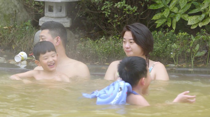 温泉 室外温泉 女孩 泡温泉 火山温泉