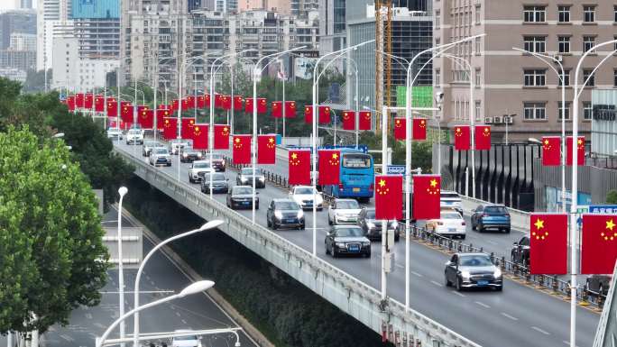 航拍武汉汉街中北路红旗国旗国庆车流高架桥