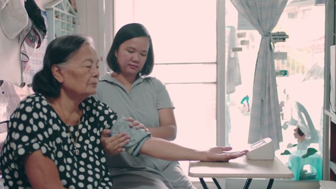 亚洲女性帮祖母测量血压