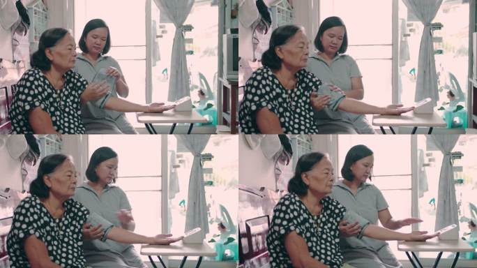 亚洲女性帮祖母测量血压