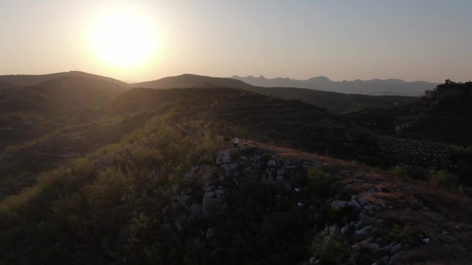 陕北汉子黄土高坡山顶吹唢呐航拍