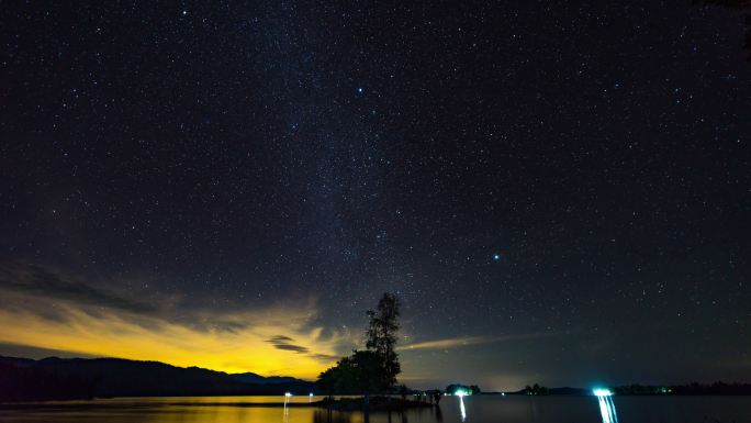 湖边的星空与孤岛上的树