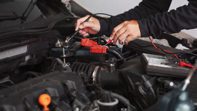 技术员汽车修理工汽车修理服务和维护汽车电池的手