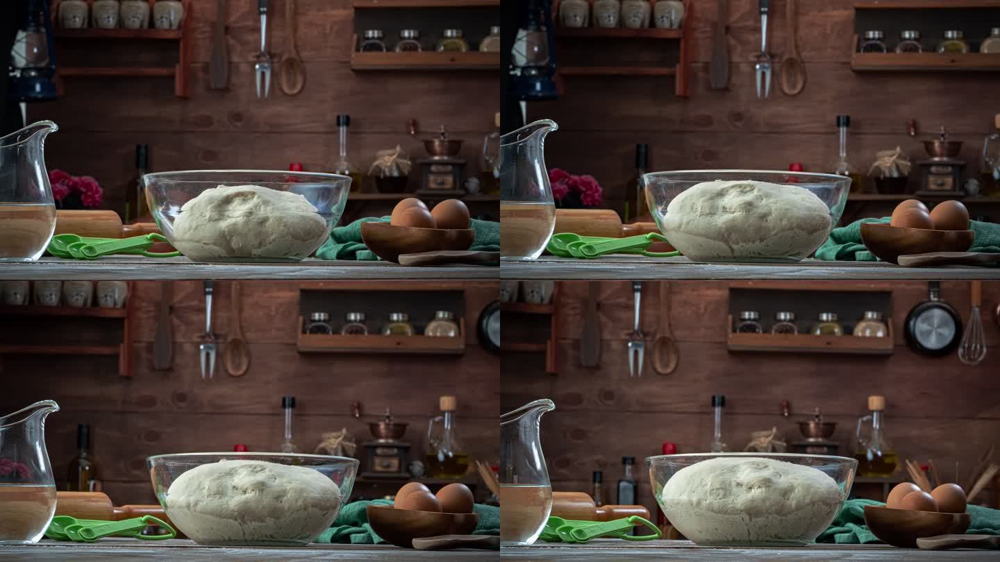 酵母面团因发酵而变大的全景图。烤面包