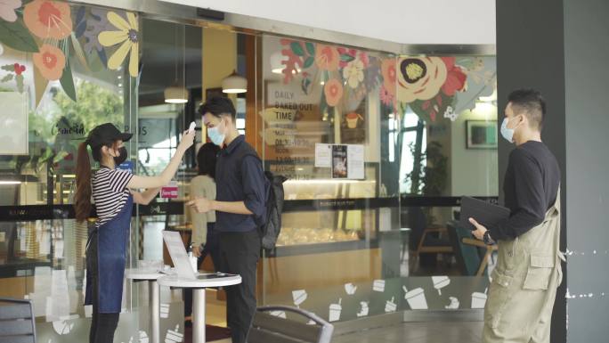 马来西亚咖啡馆进入咖啡馆前新的正常体温检查和扫描条形码检查