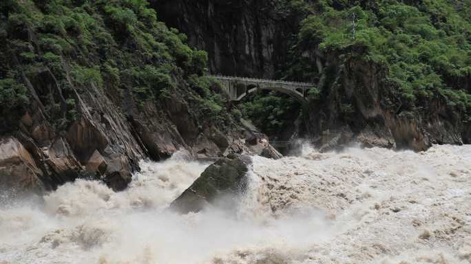 虎跳峡波涛汹涌河水泛滥洪水猛兽