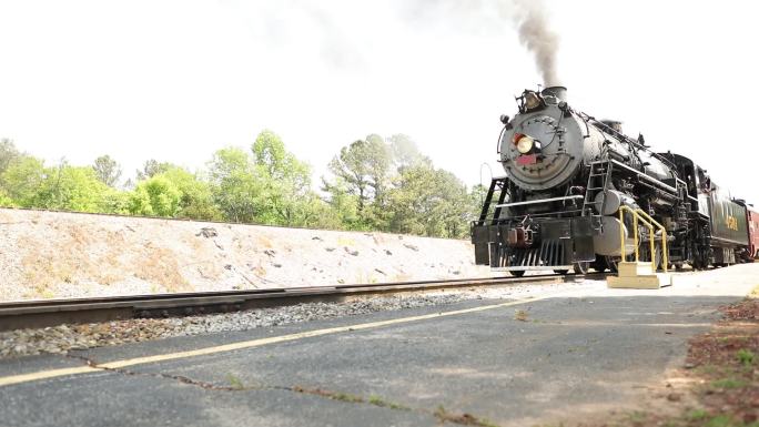 田纳西州一列黑色老式蒸汽火车在火车轨道上减速前进