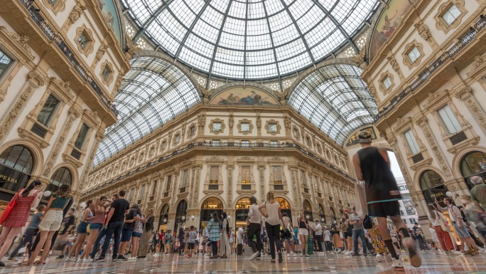 意大利米兰维托里奥·伊马努埃莱广场二号的人们的时间流逝。这是意大利米兰最古老的购物中心。凯丹广场以意