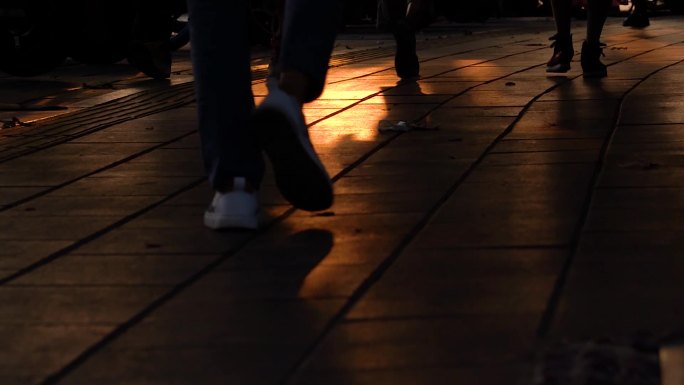 暮色人行道回家的脚步