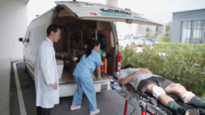 男医护人员和护士在救护车中帮助心脏病患者
