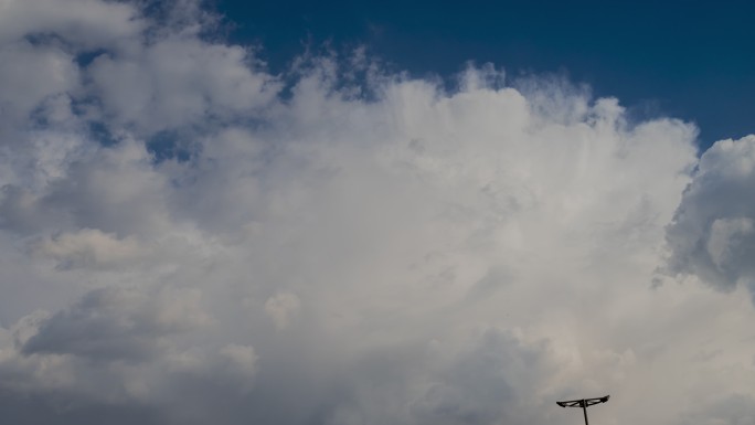 4K夏季翻滚的雨云空镜头延时视频