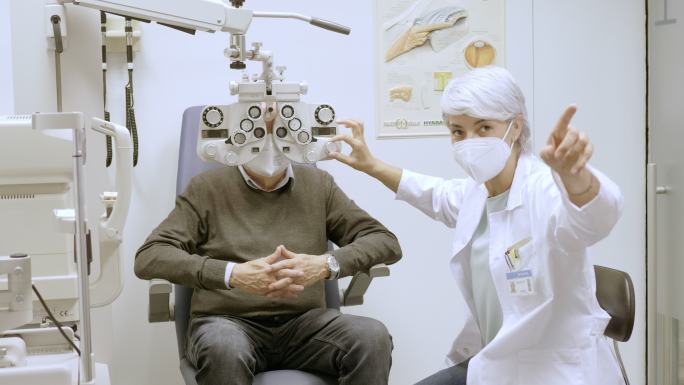眼科医生检查男性患者视力