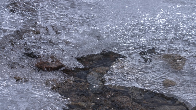 河水冰融化