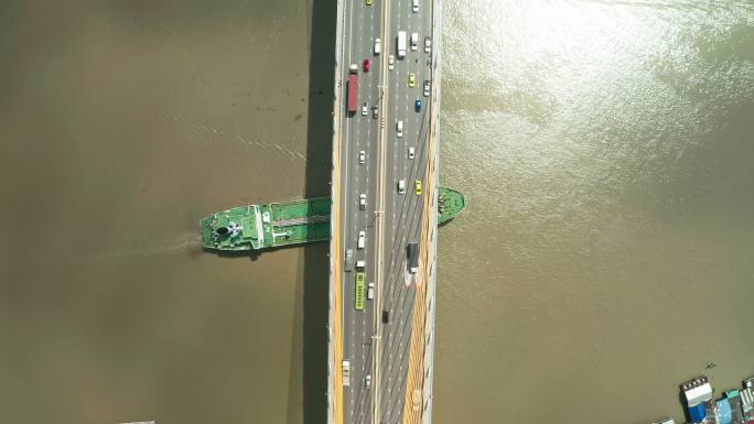 航拍俯视油轮通过桥下公路到达炼油厂进行运输或能源概念背景。