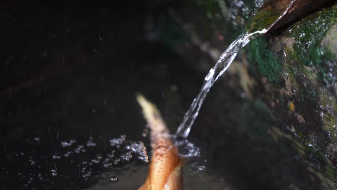 山区农村农家水槽石缸清澈溪水泉水自来水笋