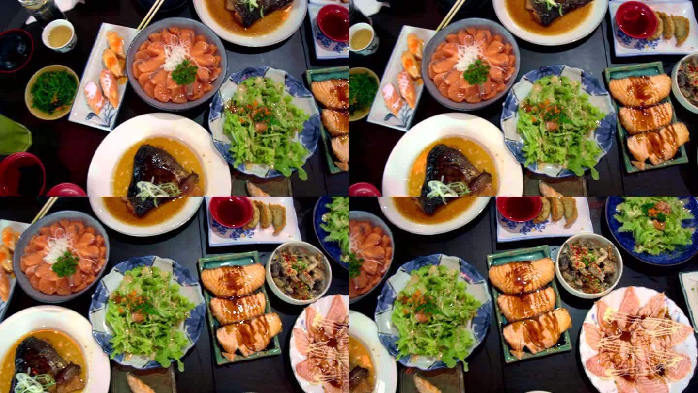 餐桌上的三文鱼、三文鱼烧肉和烤鸡肉日本料理。食物俯视图。