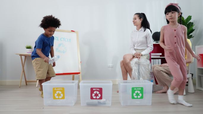 亚洲老师要求所有小学生按照不同的元素、玻璃、金属和塑料，将家庭垃圾放在正确的垃圾桶中，然后玩耍和分类