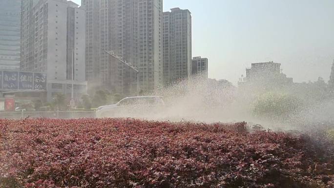 洒水车人工淋树高压喷淋洒雨洒水喷雾绿化带