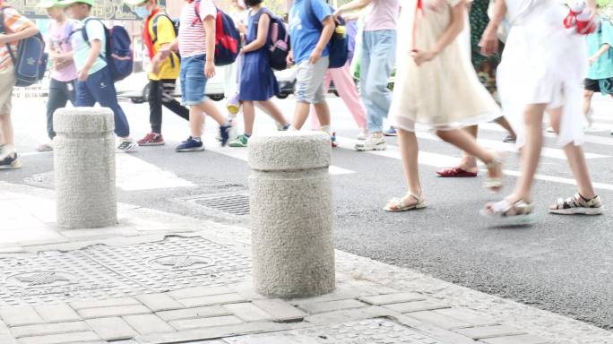 小学生放学过马路