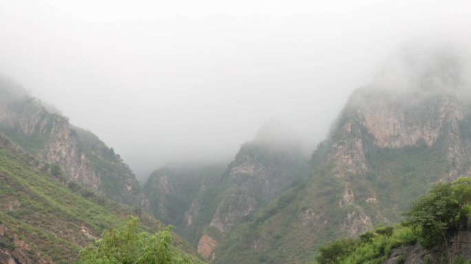 降雨前山里云雾的变化延时摄影