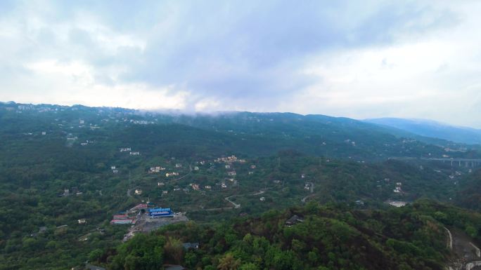 小雨天航拍山村