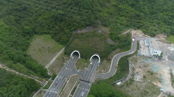 公路隧道青山绿水大山深处的公路隧道