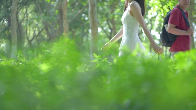 穿白色长裙的女孩在花丛中行走4k视频素材