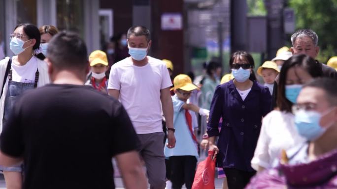 行人 过马路 孩子放学 放学路上 斑马线