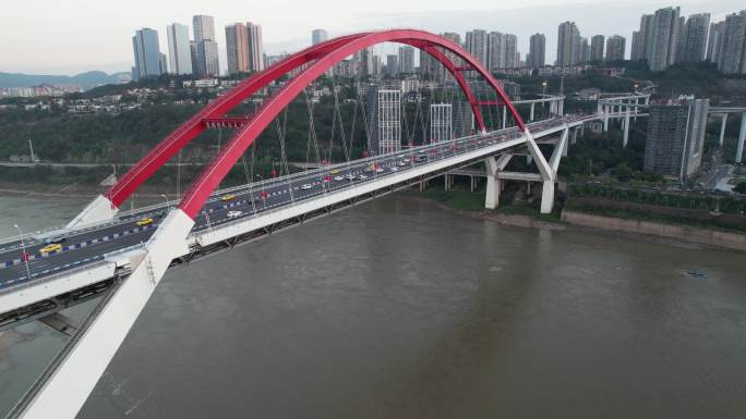 挂满红旗的重庆菜园坝长江大桥