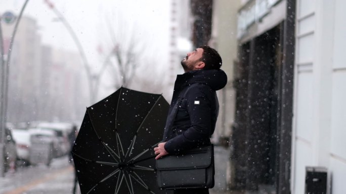 穿冬衣的现代男士下雪失败失业