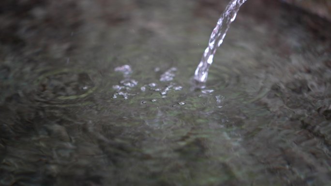 农家农村农户门口清澈溪水泉水石缸实拍素材