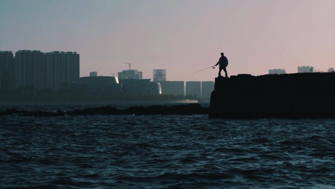 海边钓鱼的人 孤独的身影，思考未来