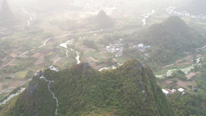 中国桂林阳朔遇龙河两岸稻田丰收山水风光