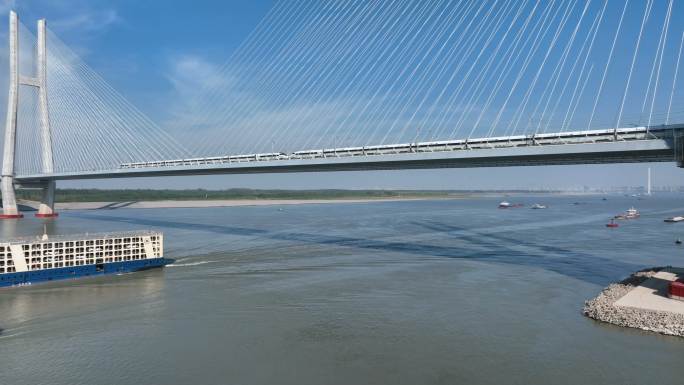 航拍动车组列车通过九江鳊鱼洲长江大桥