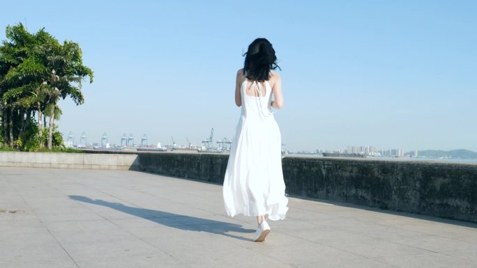 白色长裙女孩在江边奔跑跳舞，裙摆飞扬素材