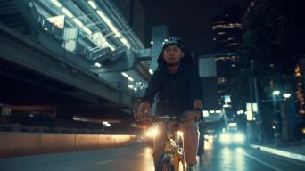 亚洲男子夜间骑车送货视频素材