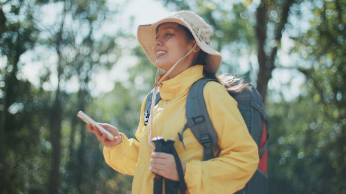 外出远足时使用手机的女人