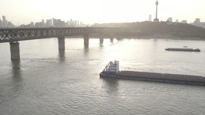 【4K】夕阳下的武汉长江大桥与货船