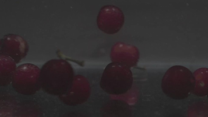 樱桃落入水缸特写素材