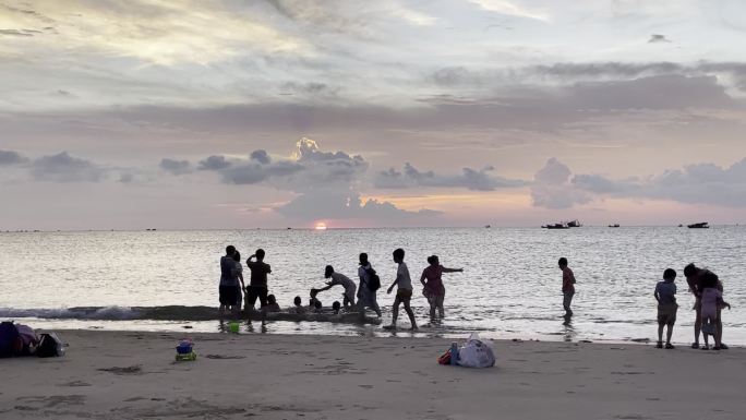 海边玩水看日落夕阳拿海玩水夕阳西下落日