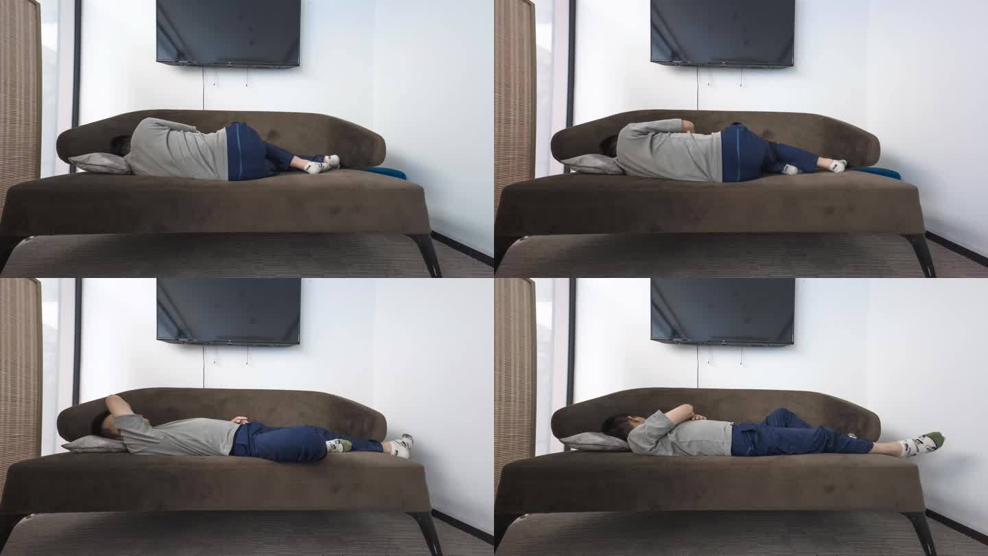 中年男子深夜躺在沙发上转辗反侧难以入睡