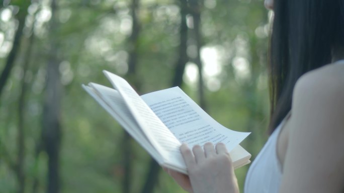 女孩在森林里阅读书本唯美浪漫
