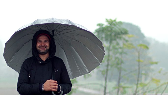 雨季印度年轻男子的微笑肖像