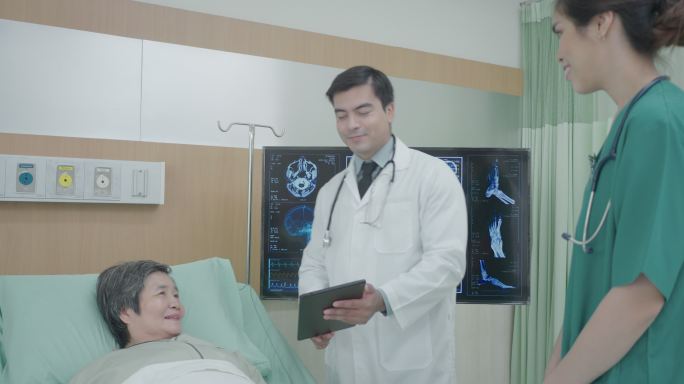 医疗队医生在手术前与病床会面